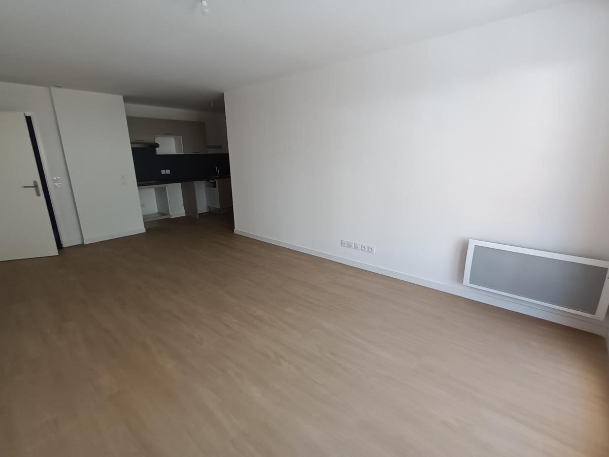 
																																							3 pièces - 
																																						1er étage - 64m² - 1 035,48 € - Photo #6