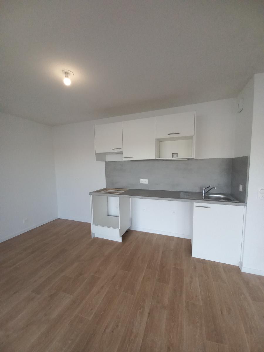 
																																							1 pièce - 
																																						3ème étage - 32m² - 550,55 € - Photo #2