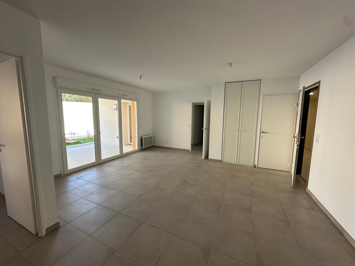 
																			3 pièces - 
																		RDC - 69m² - 833,29 € - Photo #2