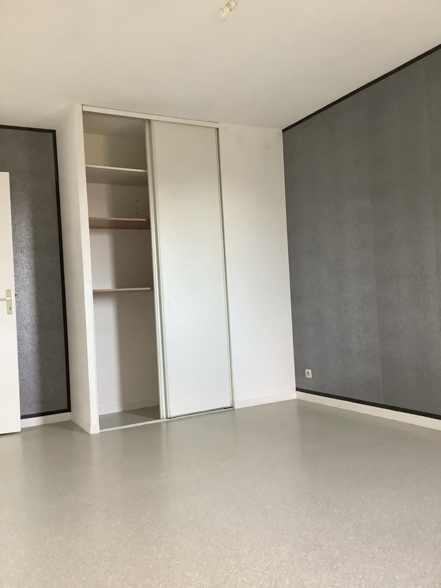 
																																							4 pièces - 
																																						3ème étage - 79m² - 170 000 € - Photo #5