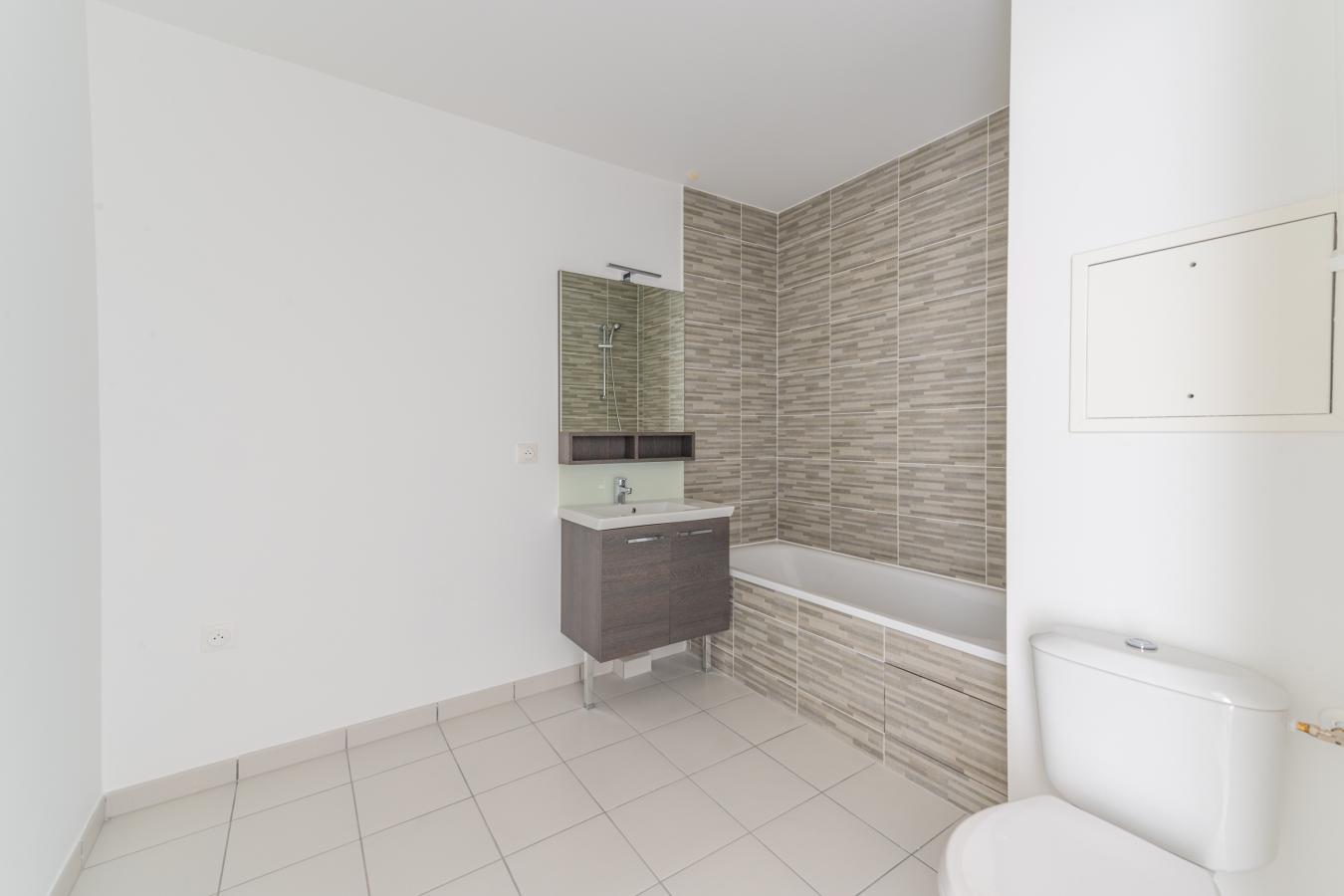 
																																							4 pièces - 
																																						RDC - 77m² - 1 253,24 € - Photo #3
