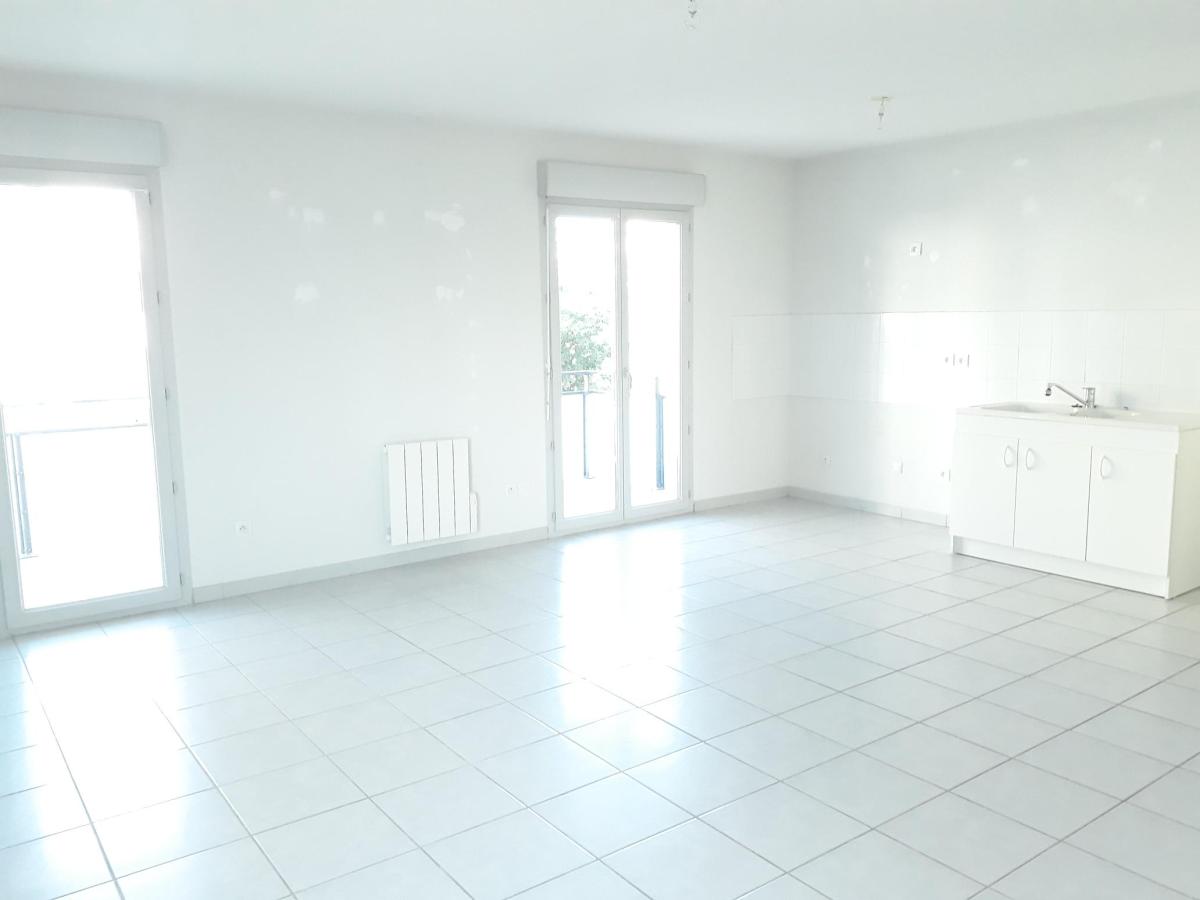 
																																							3 pièces - 
																																						RDC - 69m² - 768,82 € - Photo #2