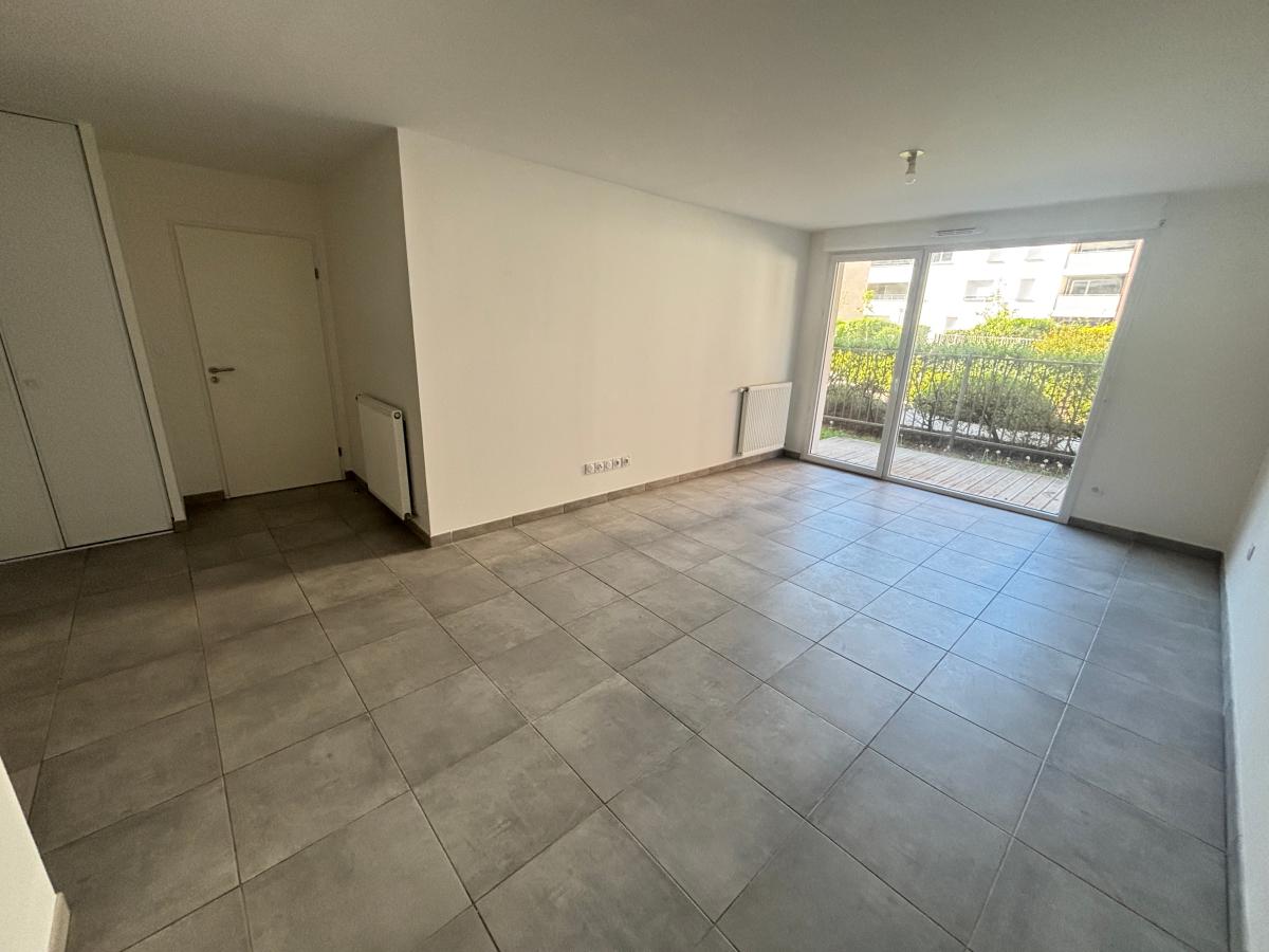 
																																							3 pièces - 
																																						RDC - 64m² - 755,30 € - Photo #2