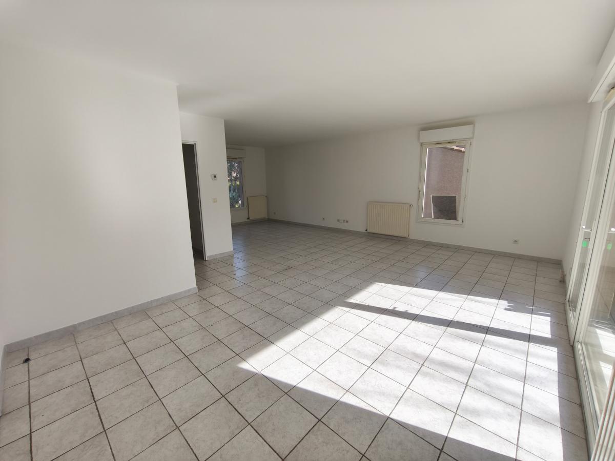 
																																							6 pièces - 
																																						RDC 225 000 € - Photo #2