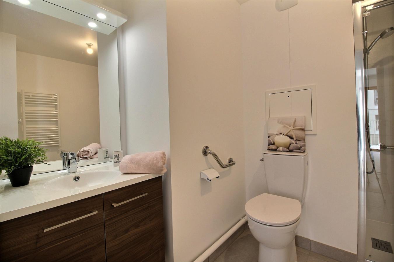 
																																							4 pièces - 
																																						1er étage - 82m² - 1 602,00 € - Photo #6