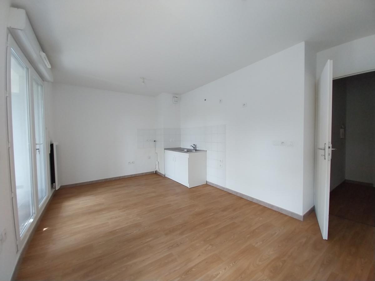 2 pièces - 1er étage - 38m² - 605,70 € - Photo #2