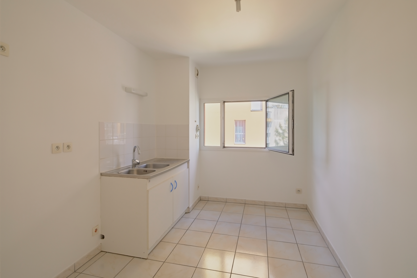 
																																							3 pièces - 
																																						8ème étage - 70m² - 1 009,85 € - Photo #1