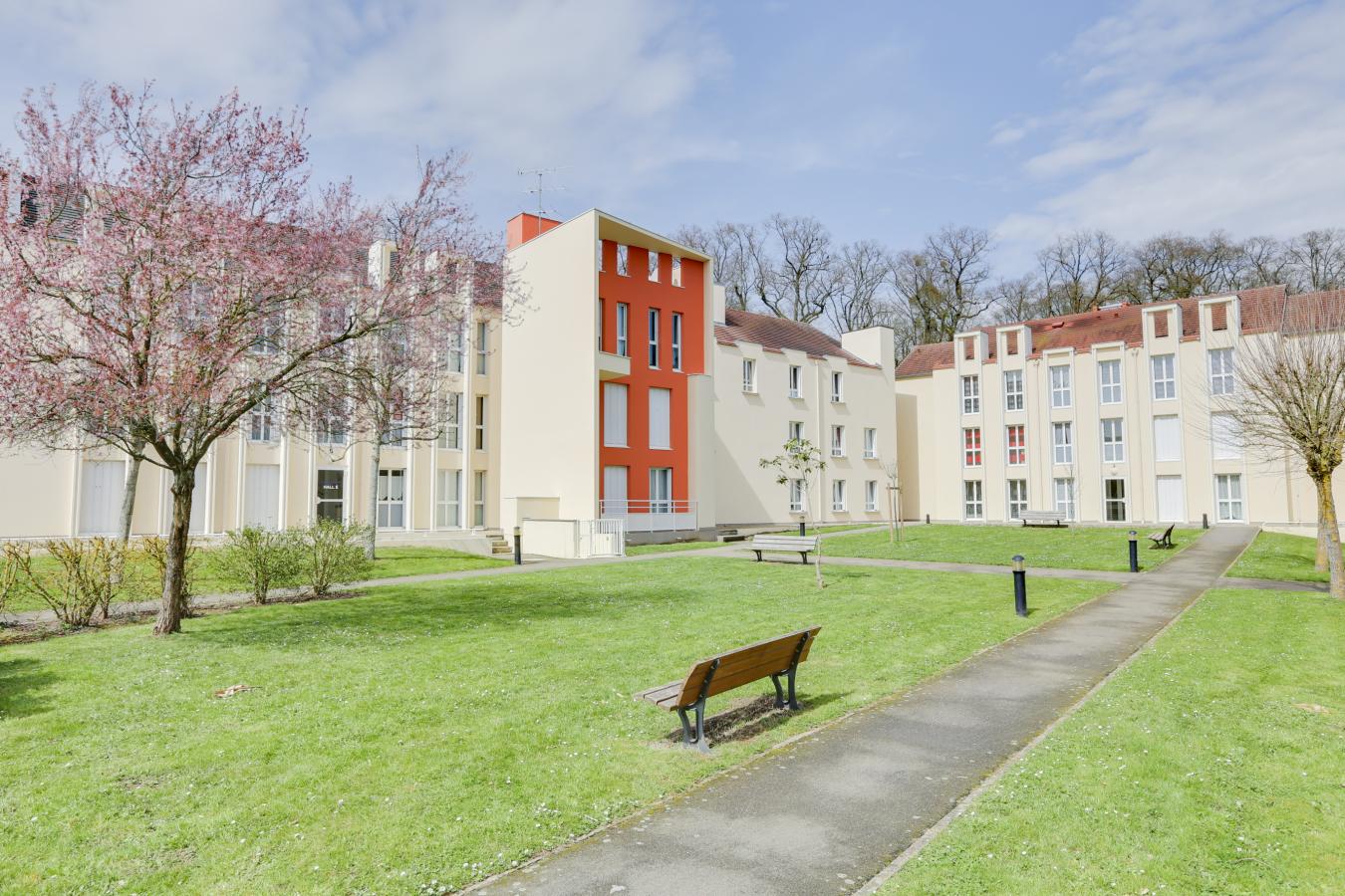 
																																							4 pièces - 
																																						2ème étage - 79m² - 1 010,00 € - Photo #2