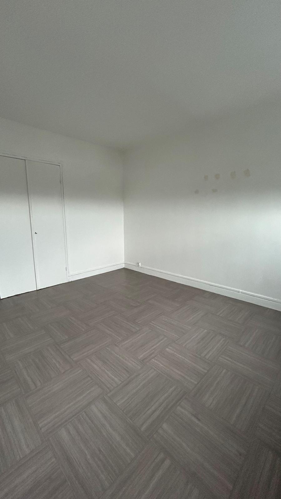 
																			1 pièce - 
																		12ème étage - 32m² - 556,44 € - Photo #4