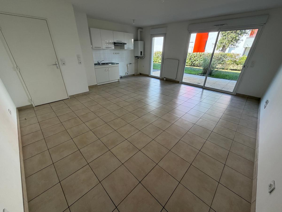 
																																							3 pièces - 
																																						RDC - 64m² - 733,21 € - Photo #1