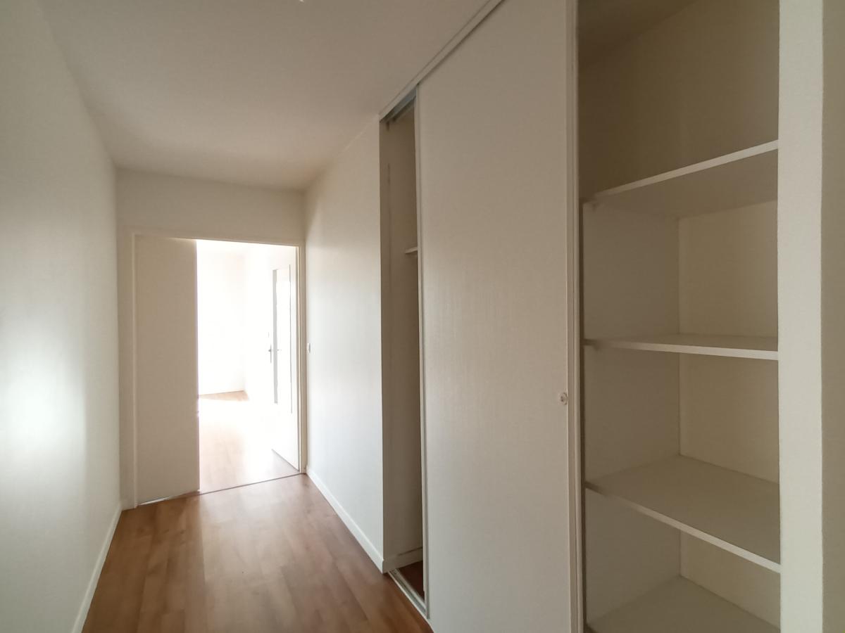 
																																							3 pièces - 
																																						4ème étage - 64m² - 915,82 € - Photo #1