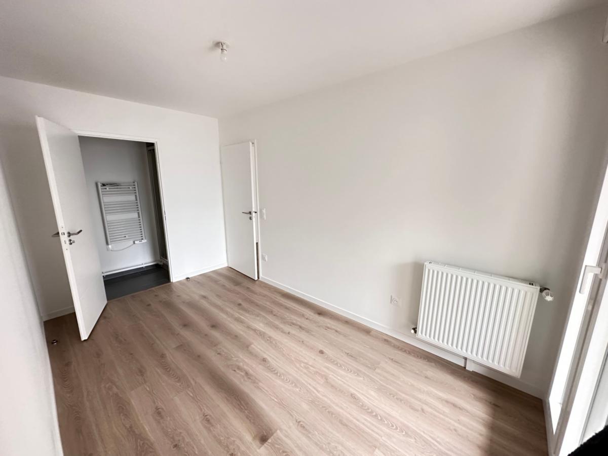 
																																							4 pièces - 
																																						1er étage - 83m² - 2 065,89 € - Photo #3