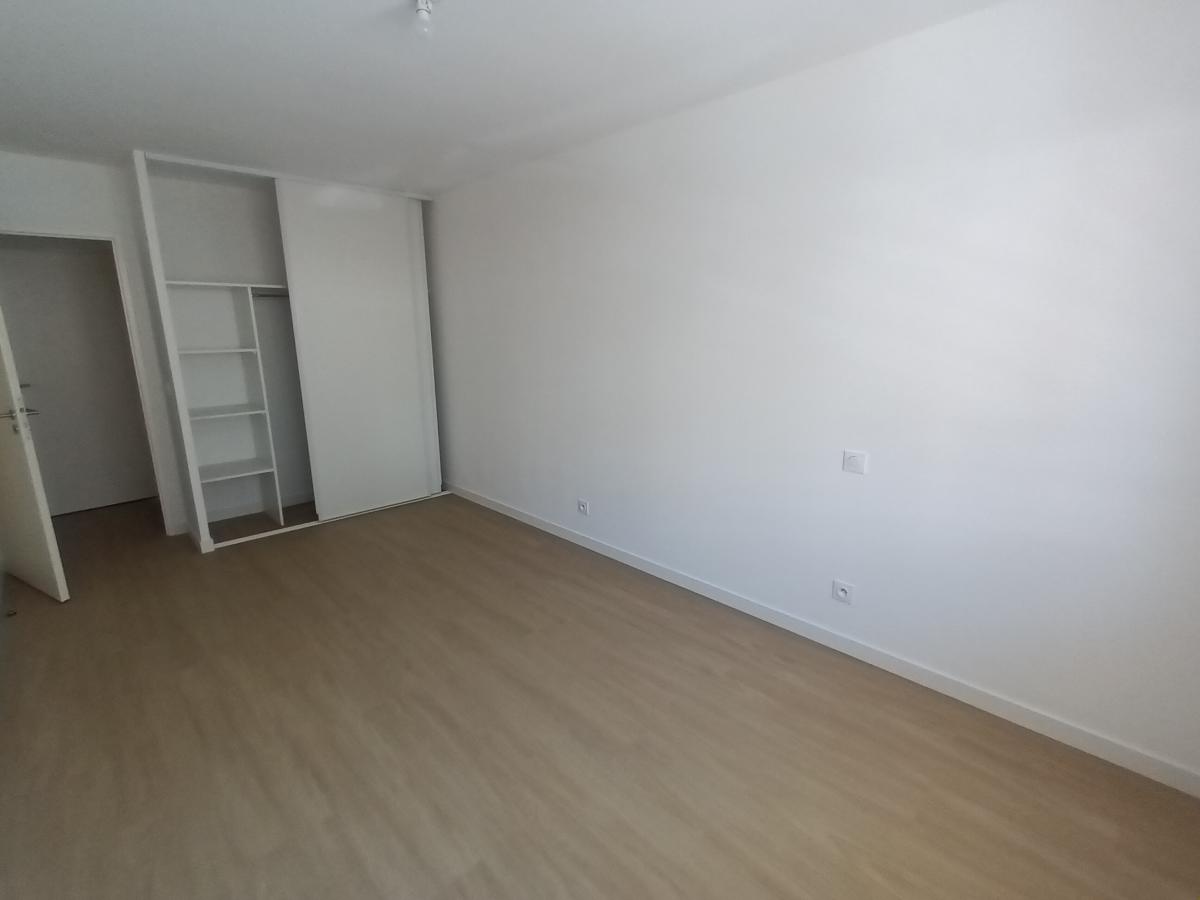 
																																							3 pièces - 
																																						1er étage - 64m² - 1 035,48 € - Photo #5