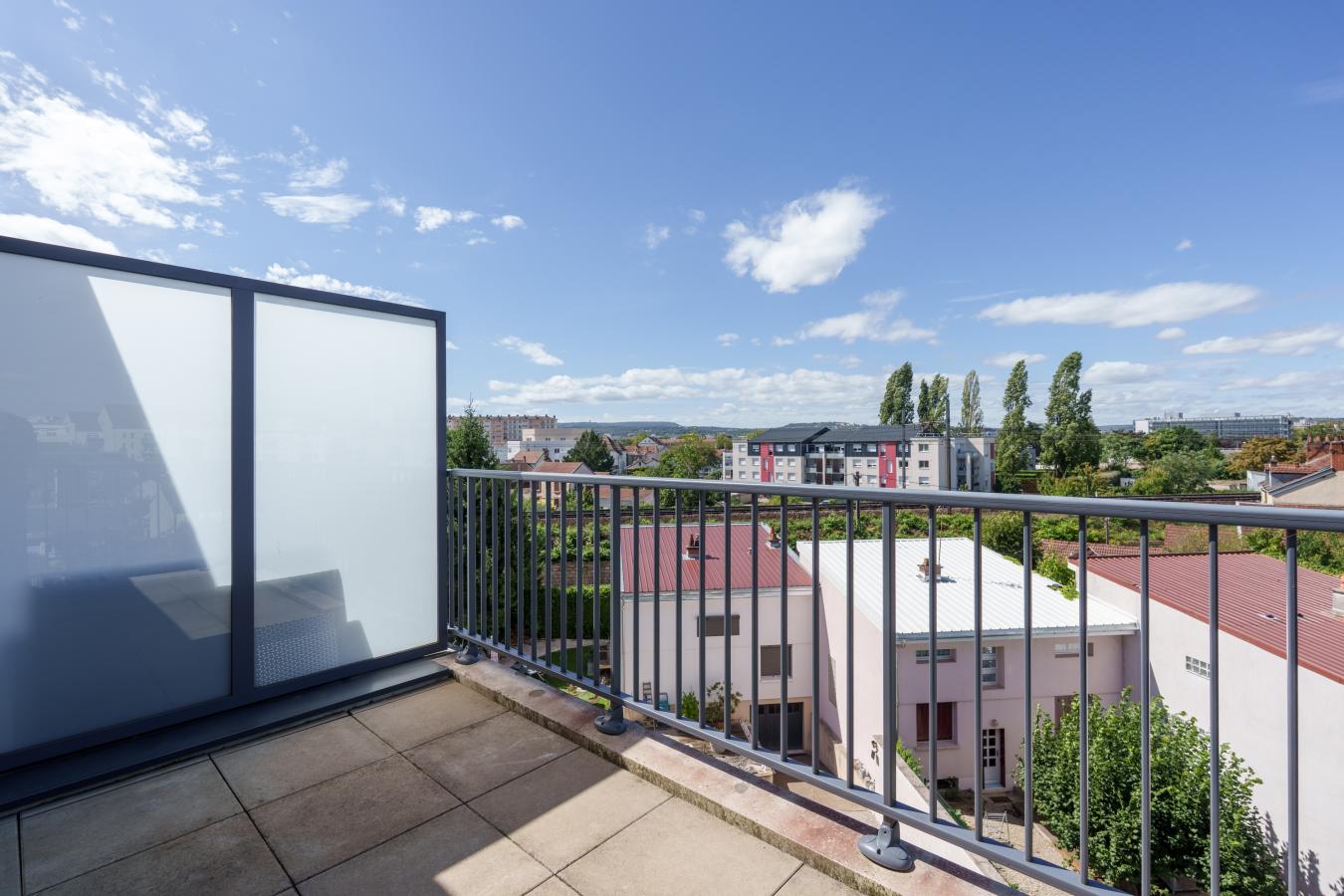 
																																							3 pièces - 
																																						RDC - 61m² - 794,70 € - Photo #2