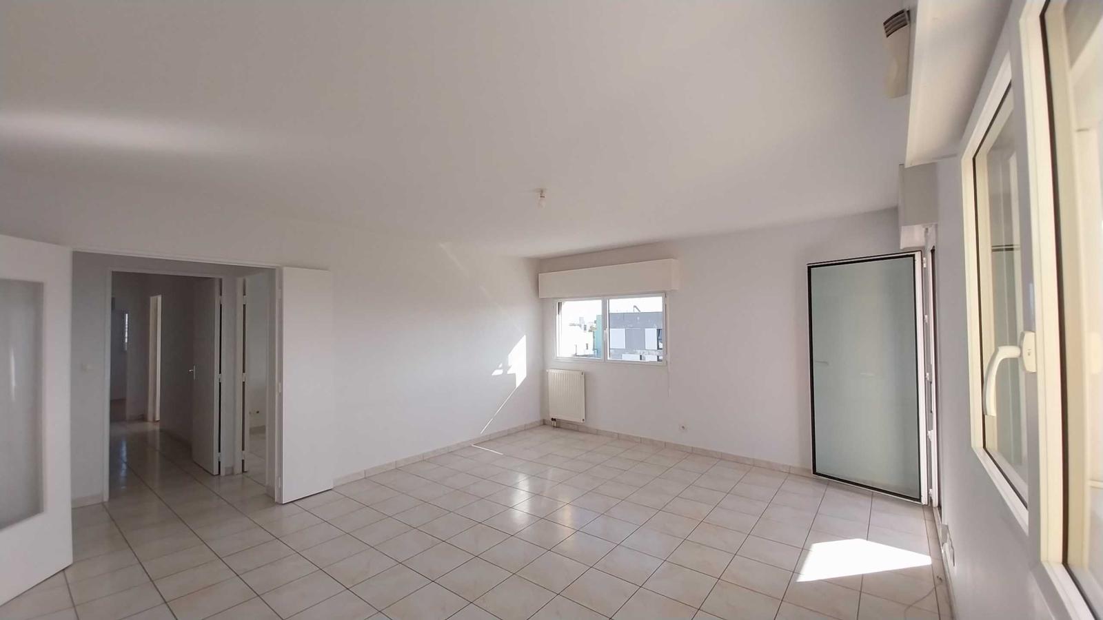 
																																							3 pièces - 
																																						8ème étage - 70m² - 1 009,85 € - Photo #2