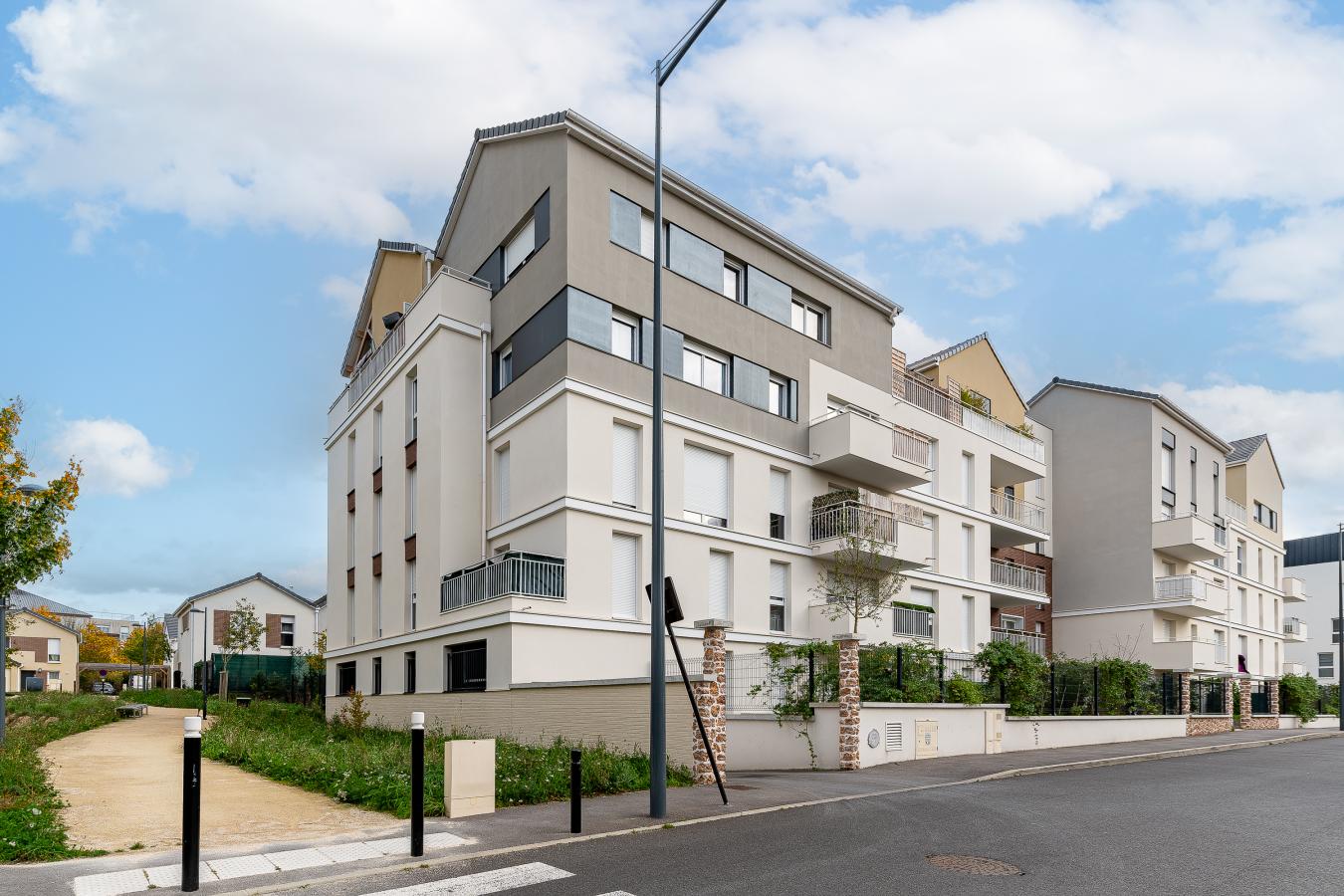 
																																							1 pièce - 
																																						3ème étage - 29m² - 647,81 € - Photo #1