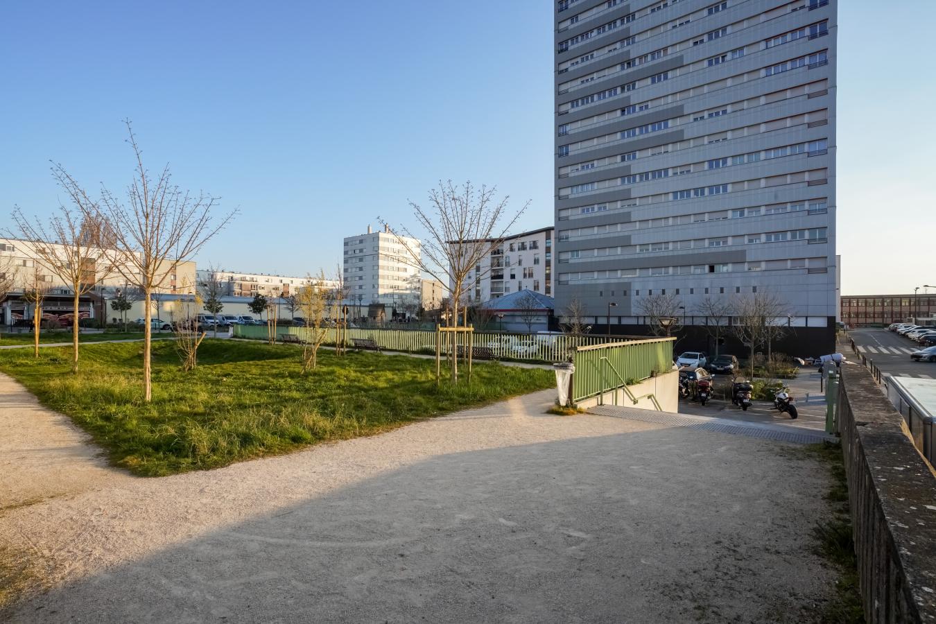 
																			1 pièce - 
																		12ème étage - 32m² - 556,44 € - Photo #1
