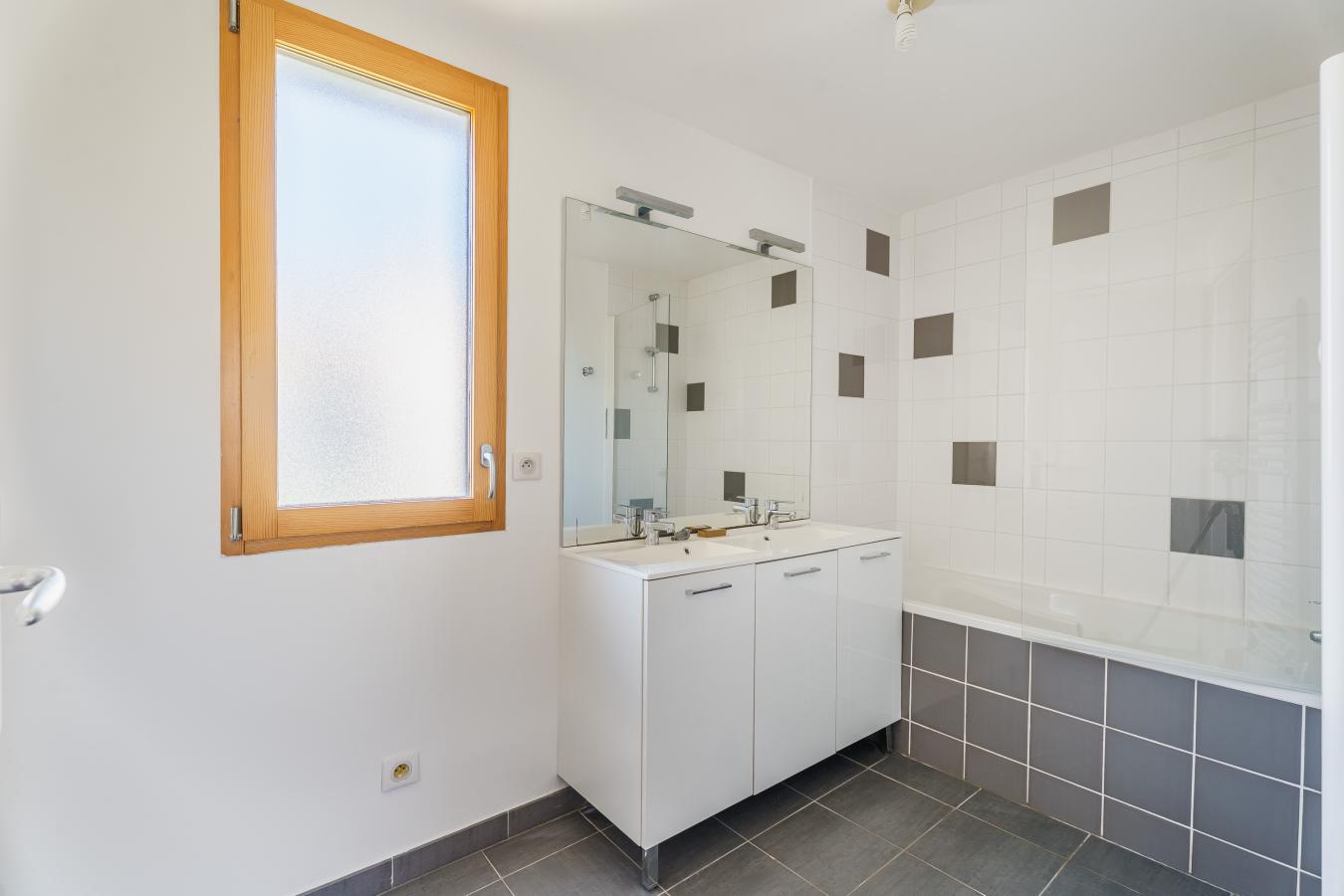
																																							4 pièces - 
																																						RDC - 92m² - 1 300,53 € - Photo #7