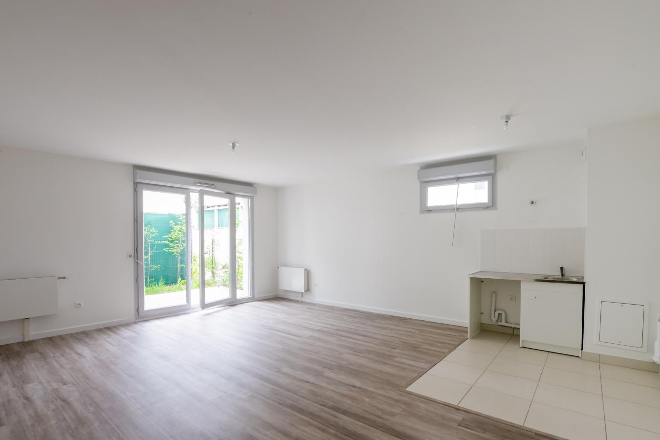 
																																							3 pièces - 
																																						RDC - 74m² - 1 426,59 € - Photo #1