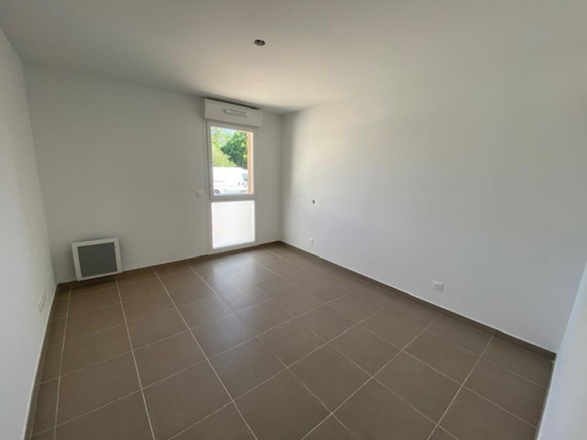 
																																							3 pièces - 
																																						RDC - 65m² - 715,46 € - Photo #3