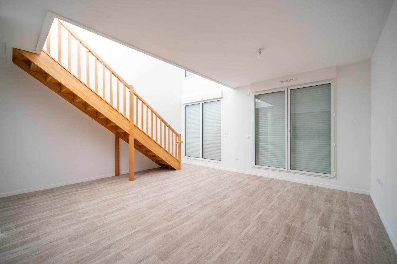
																																							3 pièces - 
																																						RDC - 82m² - 1 365,65 € - Photo #1