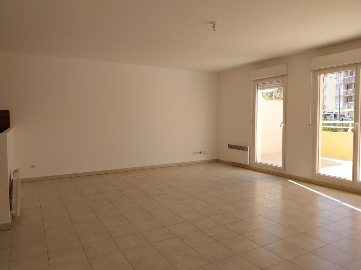 
																																							2 pièces - 
																																						RDC - 64m² - 913,59 € - Photo #2