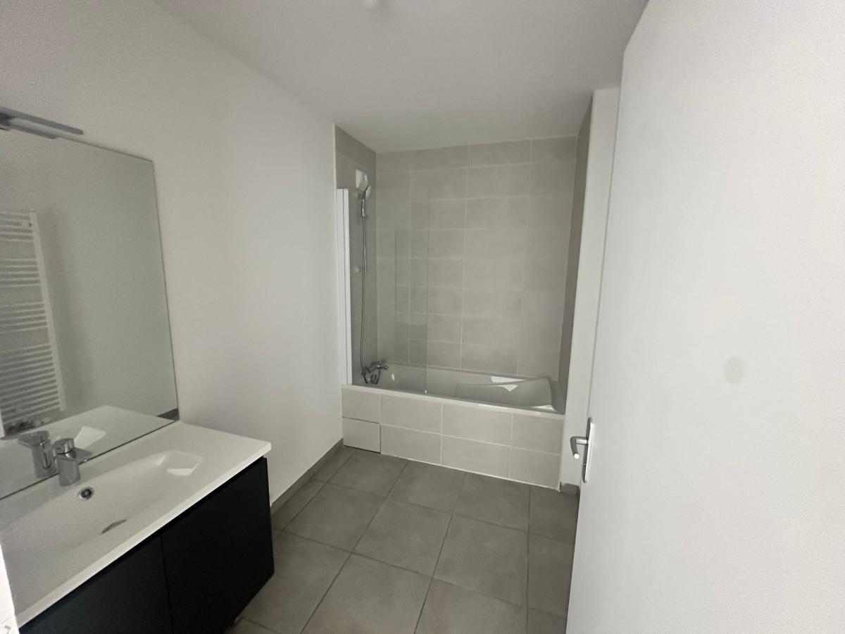 
																																							3 pièces - 
																																						4ème étage - 76m² - 880,00 € - Photo #6