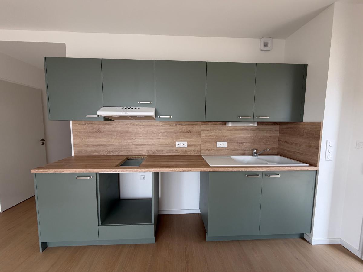 
																																							4 pièces - 
																																						RDC - 76m² - 1 081,61 € - Photo #1