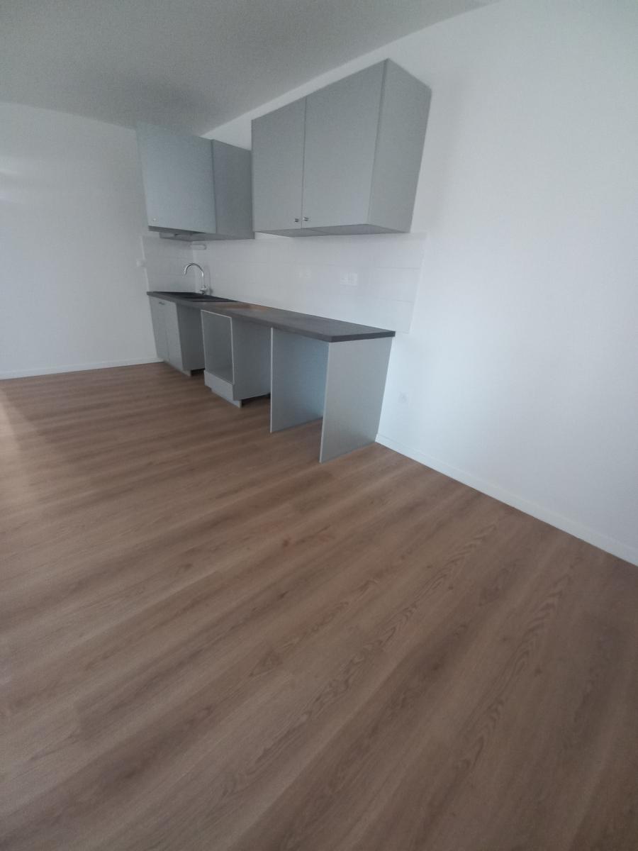
																																							3 pièces - 
																																						4ème étage - 72m² - 1 027,77 € - Photo #2