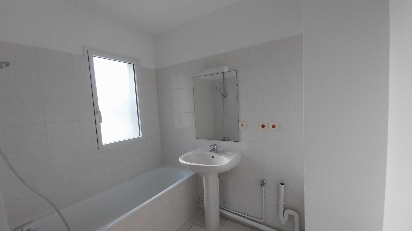3 pièces - 1er étage - 77m² - 999,00 € - Photo #4