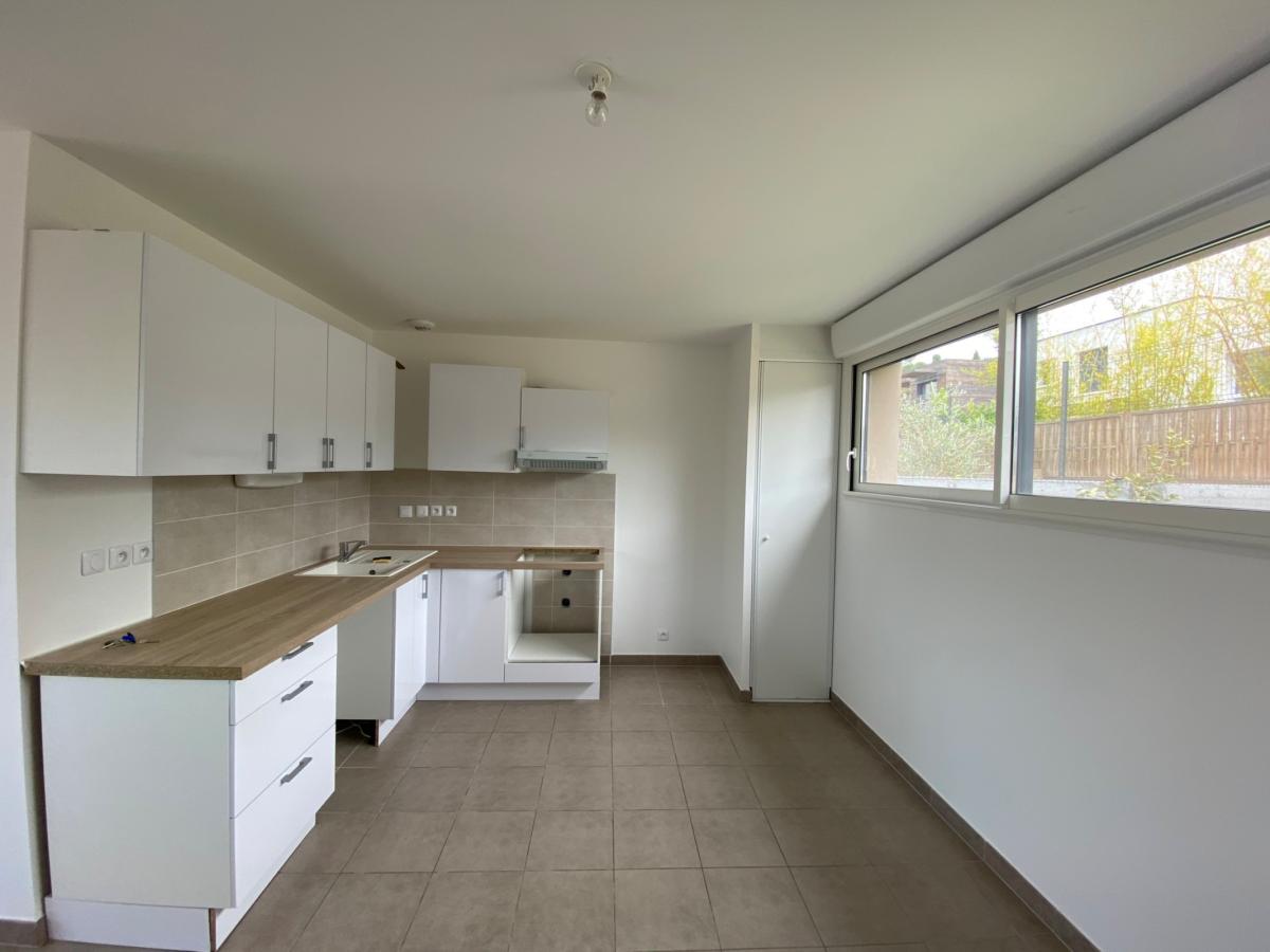 
																																							3 pièces - 
																																						RDC - 77m² - 1 057,57 € - Photo #1