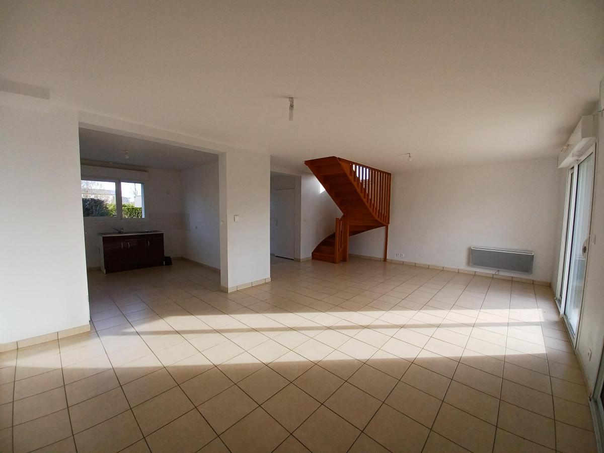 
																																							5 pièces - 
																																						RDC - 103m² - 900,88 € - Photo #2