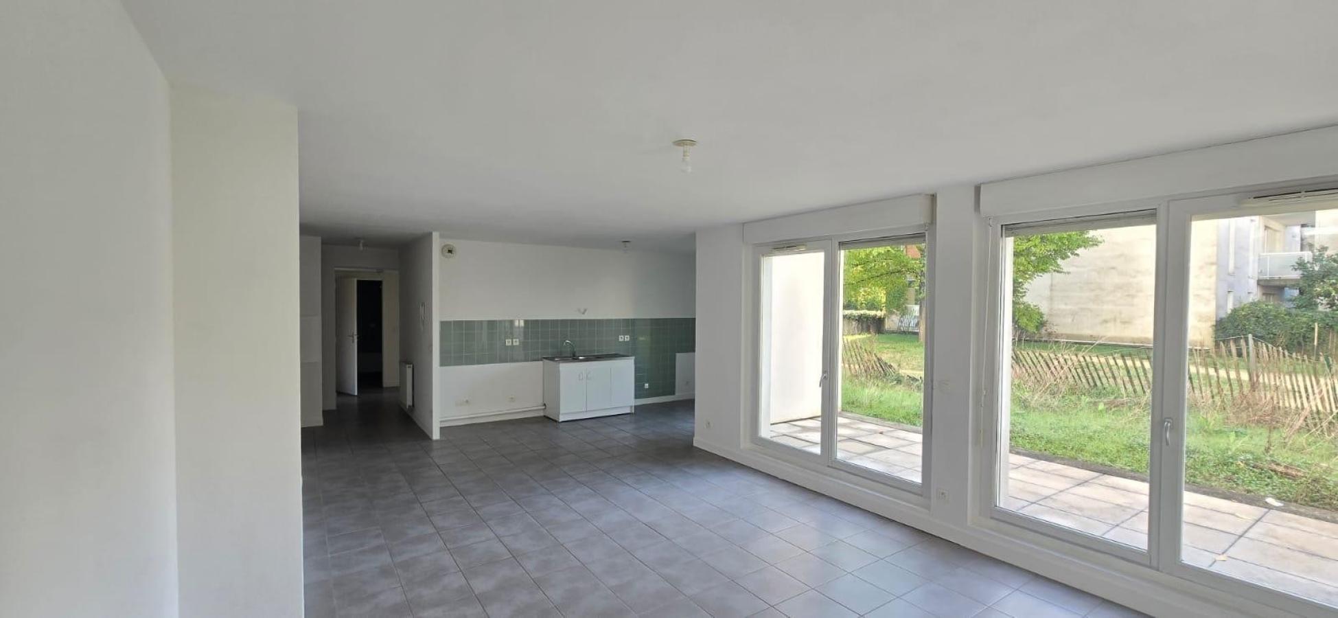 
																																							3 pièces - 
																																						RDC - 73m² - 919,25 € - Photo #2
