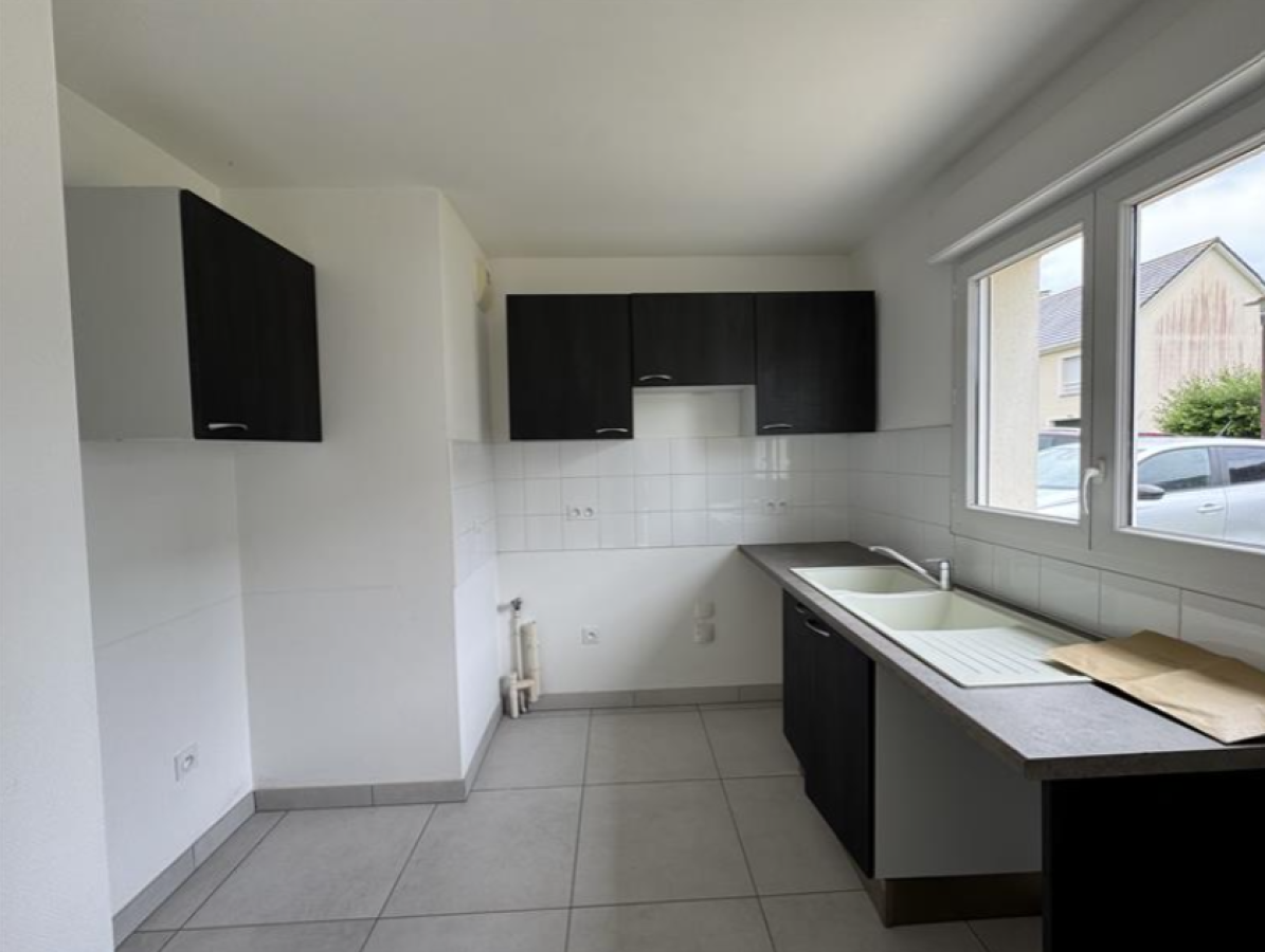 
																																							5 pièces - 
																																						RDC - 106m² - 1 027,14 € - Photo #1