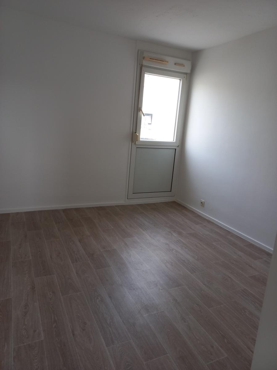 5 pièces - 4ème étage - 82m² - 727,86 € - Photo #4