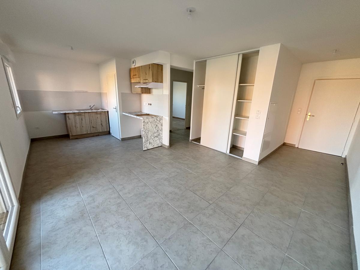 
																																							3 pièces - 
																																						RDC - 62m² - 686,61 € - Photo #2