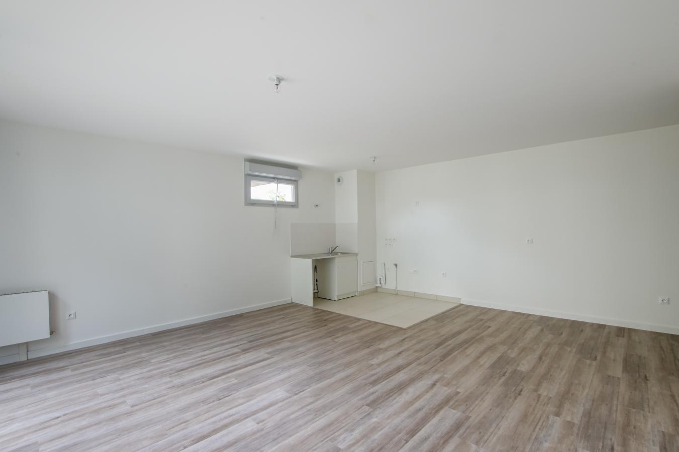 
																																							3 pièces - 
																																						RDC - 74m² - 1 426,59 € - Photo #2