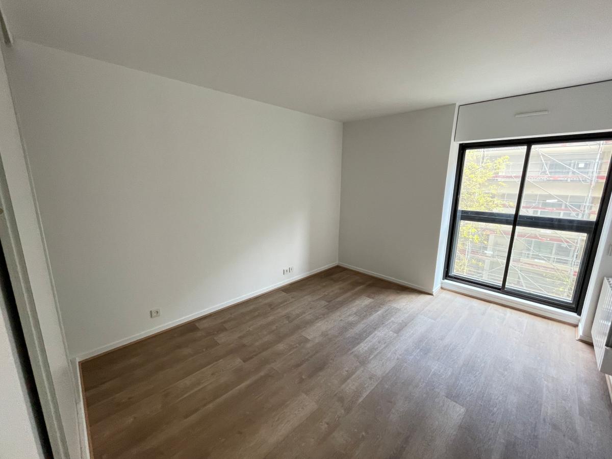 
																																							3 pièces - 
																																						4ème étage - 71m² - 2 107,50 € - Photo #4