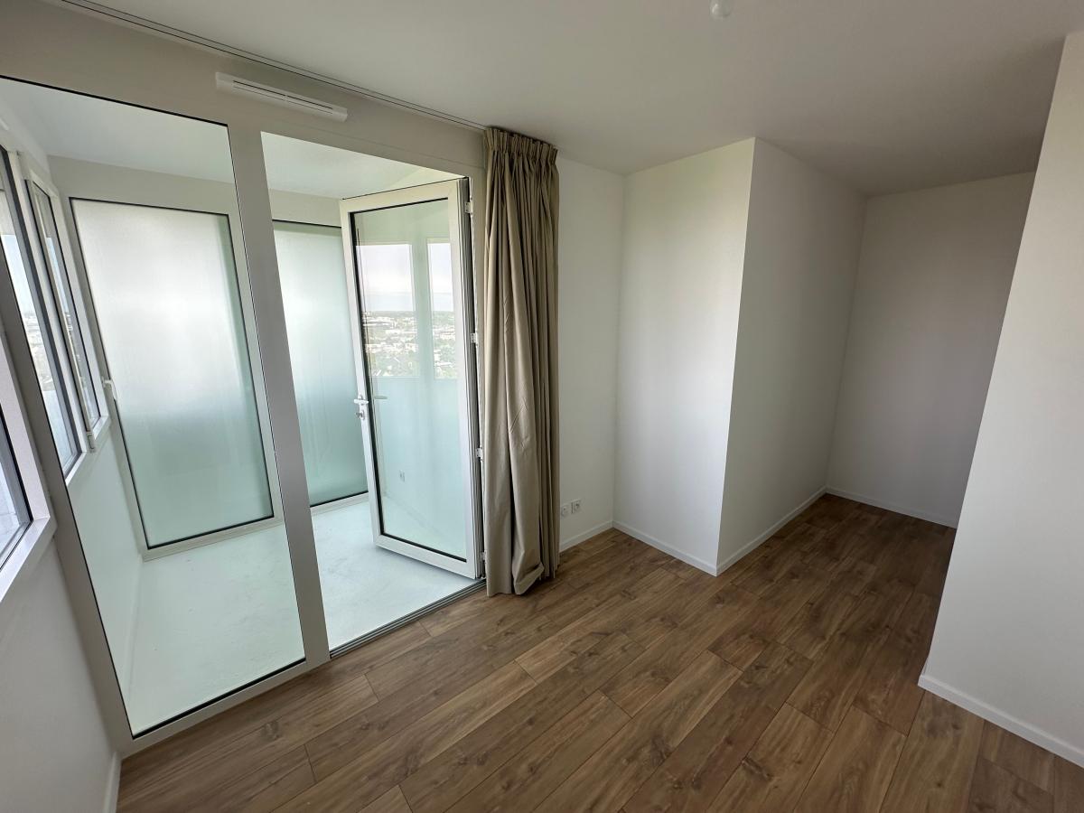 
																																							4 pièces - 
																																						15ème étage - 86m² - 1 096,60 € - Photo #6