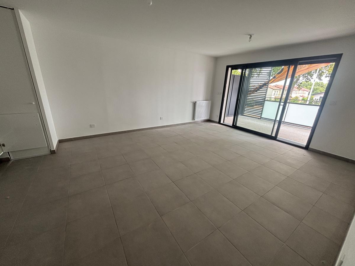 3 pièces - 1er étage - 66m² - 706,11 € - Photo #2