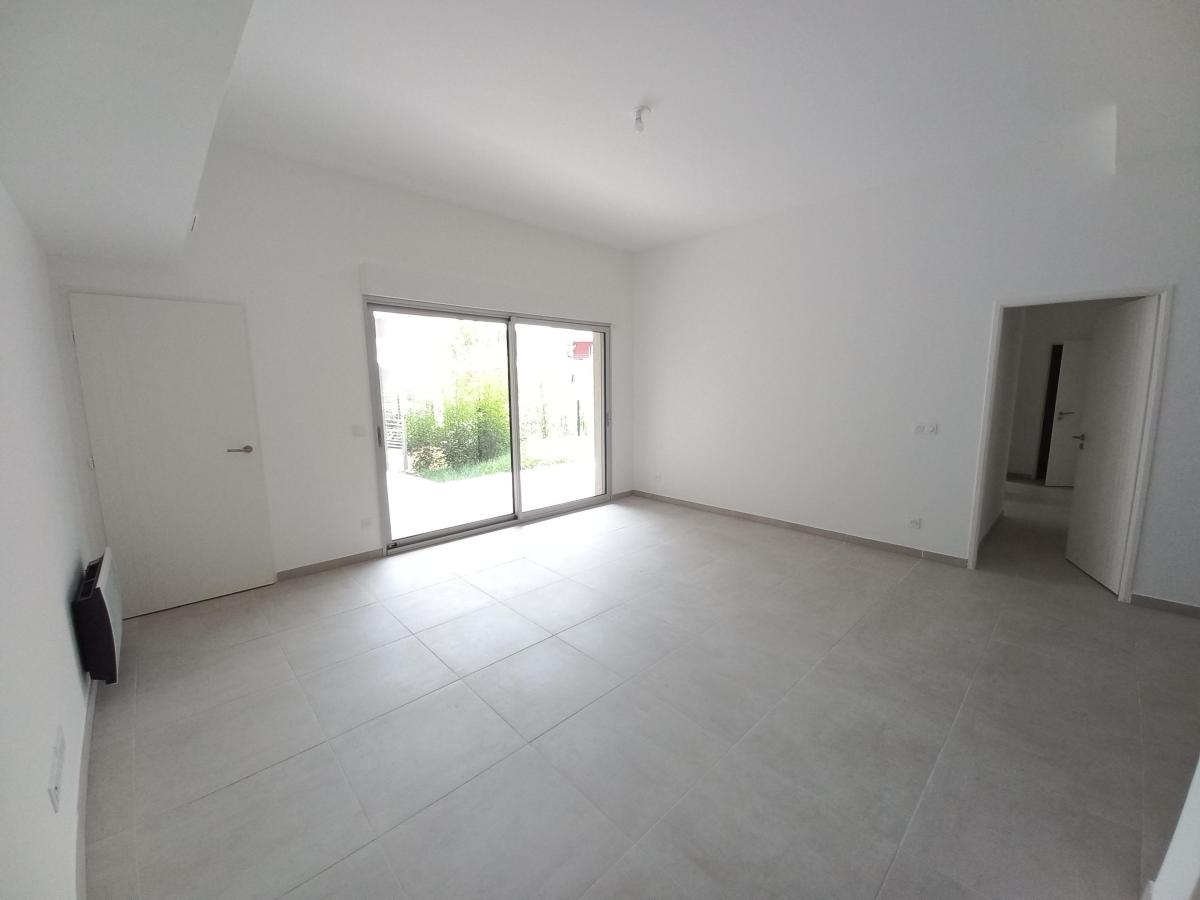 
																																							3 pièces - 
																																						RDC - 67m² - 1 762,43 € - Photo #2