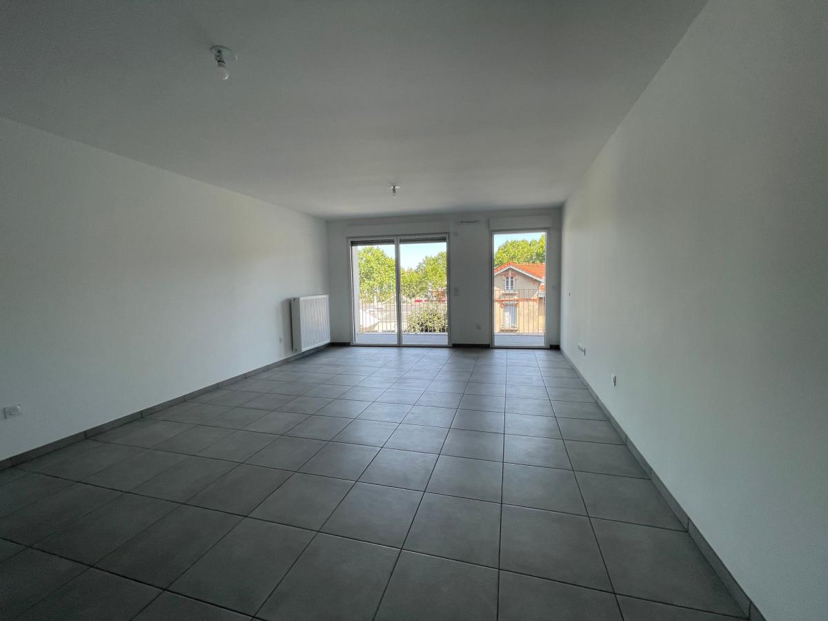 
																																							3 pièces - 
																																						3ème étage - 76m² - 899,00 € - Photo #2