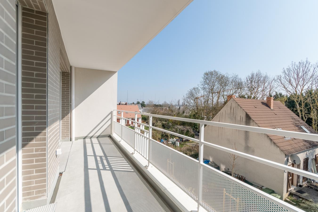
																																							4 pièces - 
																																						1er étage - 84m² - 1 261,71 € - Photo #1