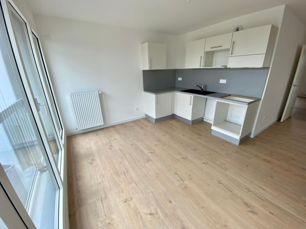 
																																							3 pièces - 
																																						6ème étage - 73m² - 1 057,56 € - Photo #1