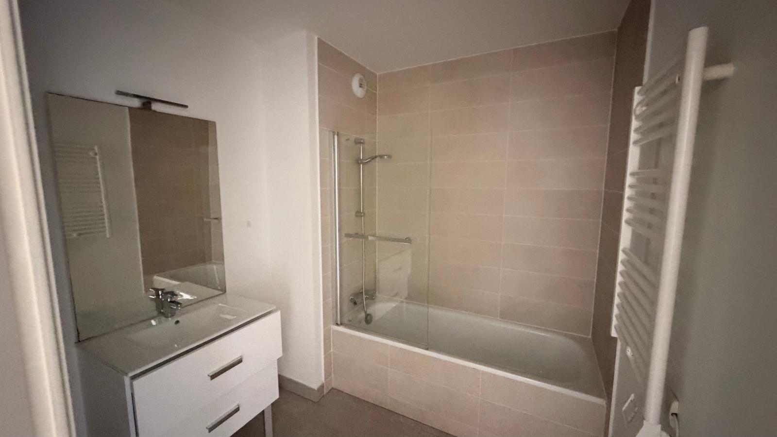 
																																							3 pièces - 
																																						3ème étage - 64m² - 1 087,27 € - Photo #2