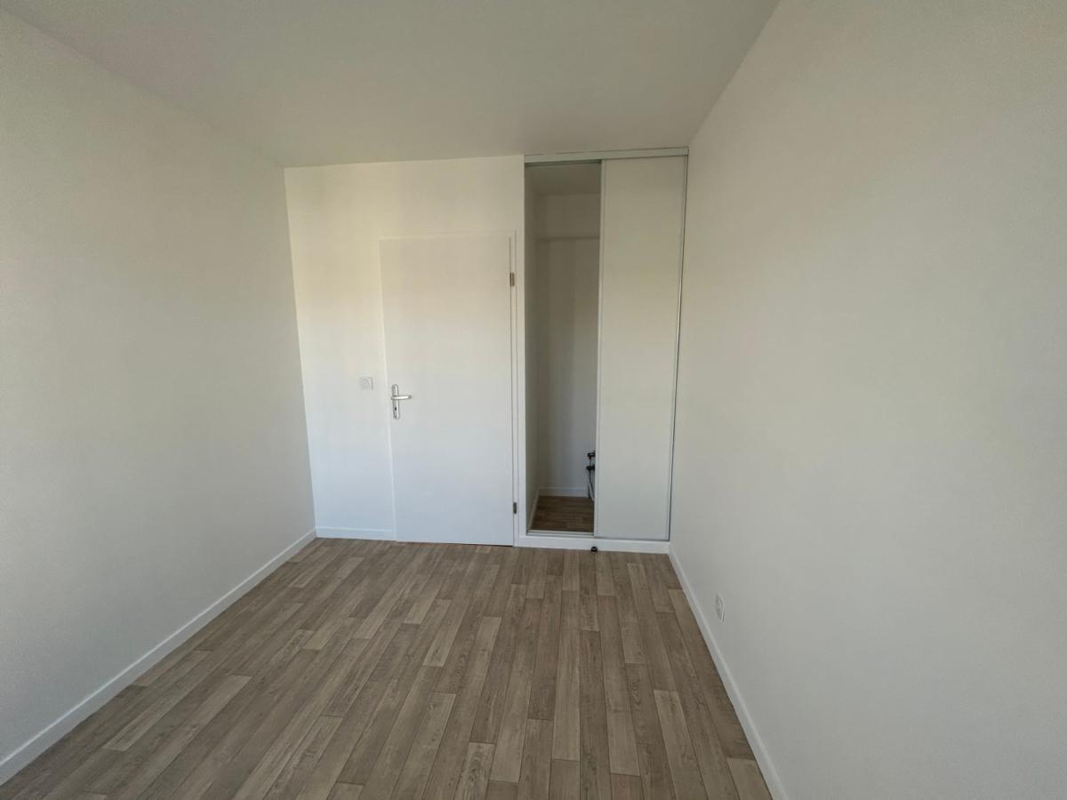 3 pièces -
4ème étage - 61m² - 1 049,23 € - Photo #3
