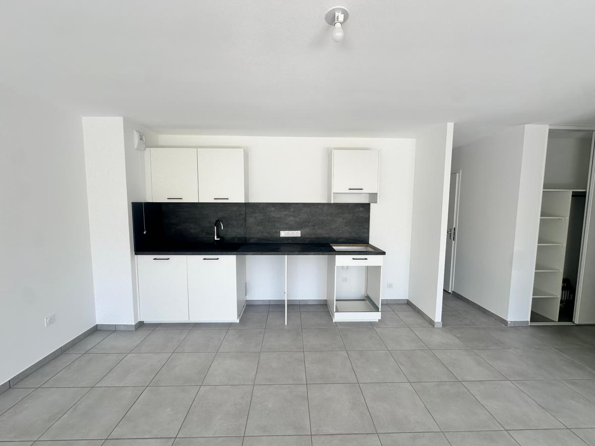 3 pièces - 3ème étage - 76m² - 899,00 € - Photo #3