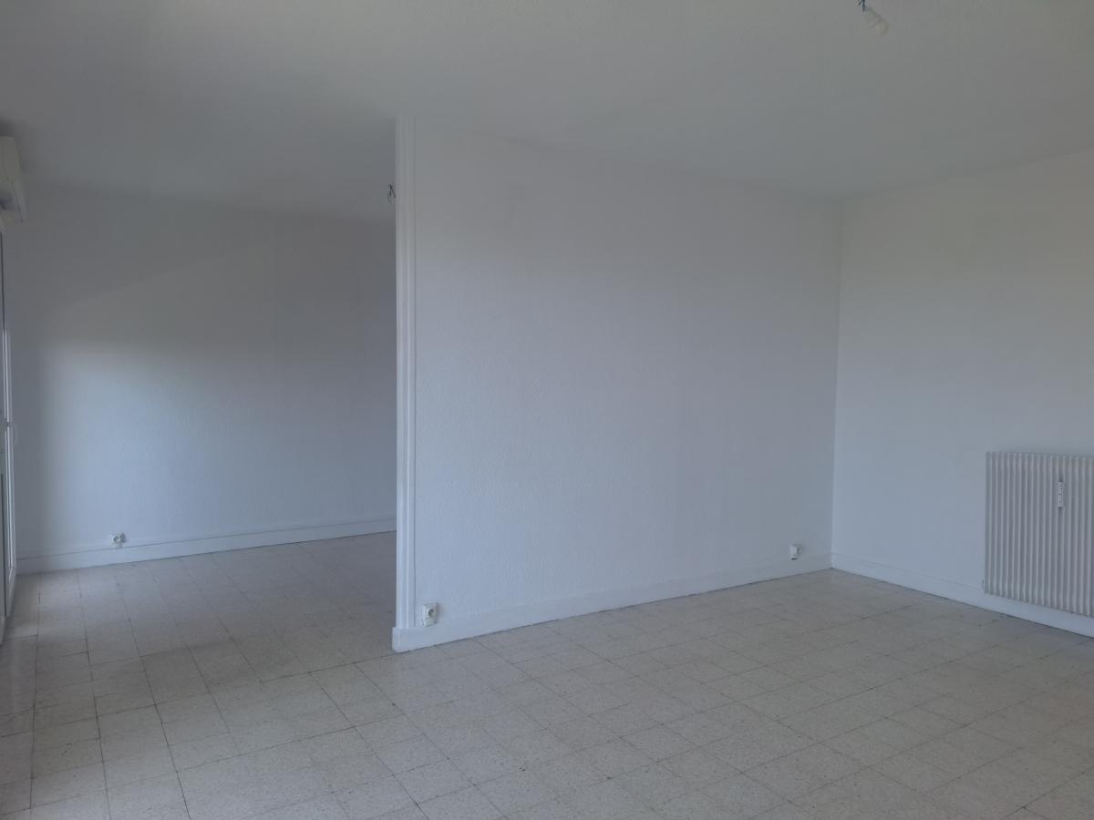 
																																							4 pièces - 
																																						3ème étage - 71m² - 1 100,10 € - Photo #1