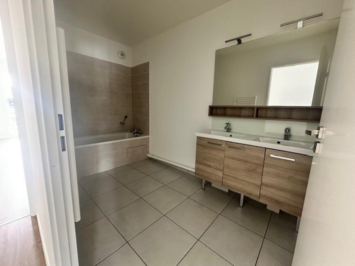 
																																							4 pièces - 
																																						3ème étage - 76m² - 1 318,26 € - Photo #3