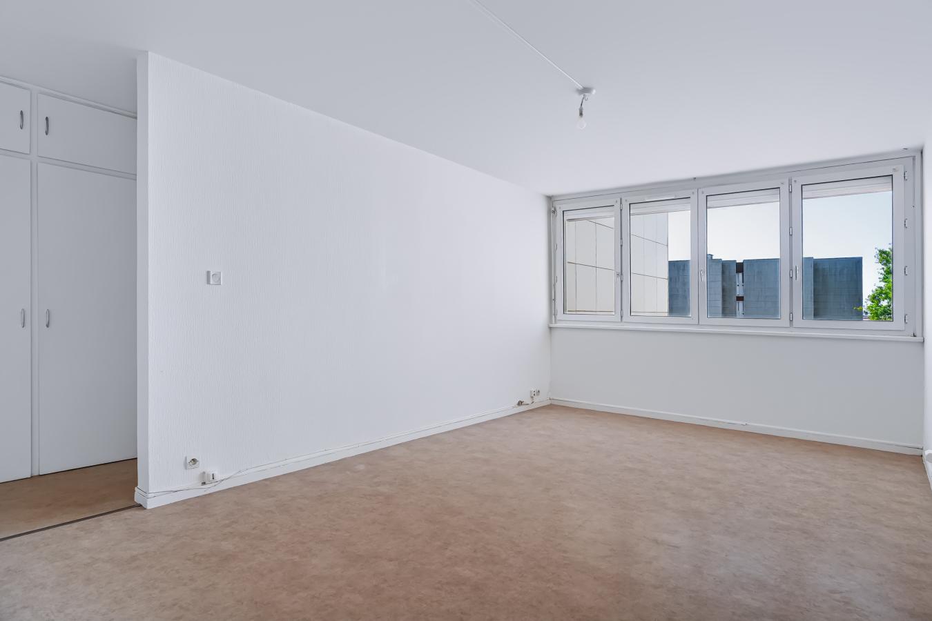 
																																							3 pièces - 
																																						3ème étage - 63m² - 99 000 € - Photo #2